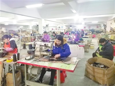 江西赣县区 易地搬迁圆安居梦，工艺品产业铺就致富路